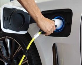 INCRÍVEL NOVA FÁBRICA chinesa chega ao Brasil CARROS ELÉTRICOS e