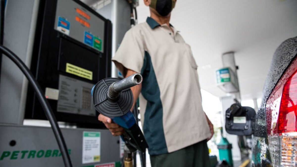 Petrobras ELEVA preço da Gasolina; Veja novo valor e quando entra em vigor no país