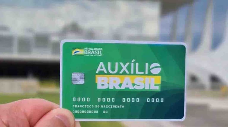 Auxílio Brasil: Governo está analisando dados de todos os usuários