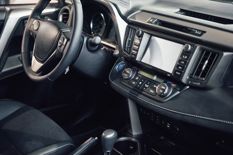 Como deixar o painel do carro brilhando - Reprodução Freepik