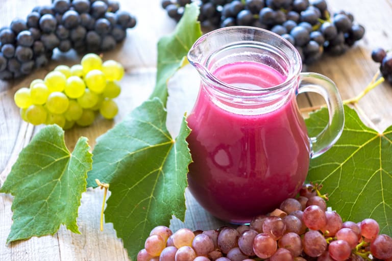 Escolher uva para suco -- Reprodução Canva