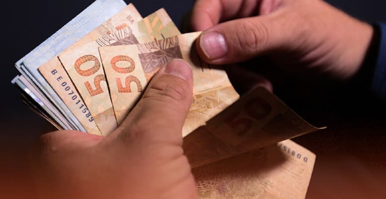 Valor do SALÁRIO MÍNIMO ideal surpreende brasileiros; veja