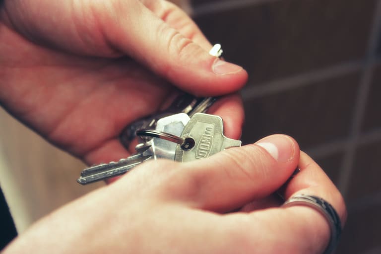 Imóvel alugado: Quem paga o conserto, o inquilino ou o proprietário? (entenda!)