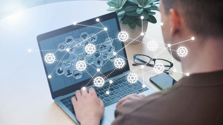Programas de capacitação em tecnologia da informação (TI) podem reduzir desemprego (Entenda!)