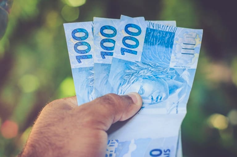 Auxílio de R$ 500 tem REAJUSTE para R$ 755; veja quem pode receber