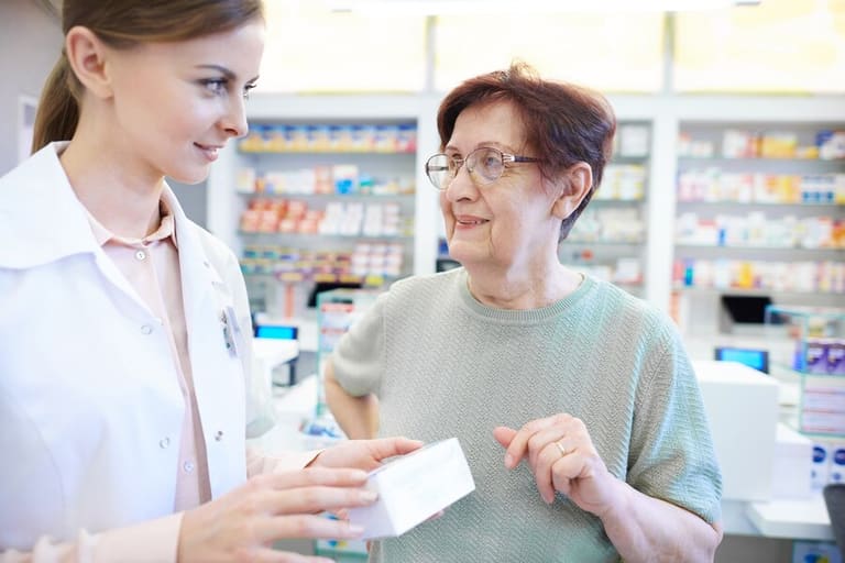 A distribuição gratuita de medicamentos traz diversos benefícios para os idosos. Imagem Freepik