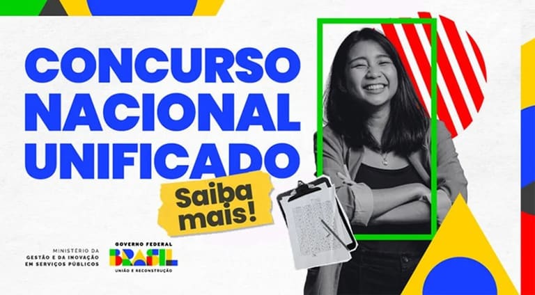 Imagem promocional do Concurso Nacional Unificado, com uma mulher sorrindo, segurando uma pasta com papéis, ao fundo com elementos gráficos coloridos