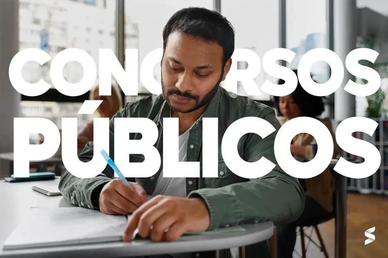Estudante concentrado estudando para concursos públicos, com foco em provas de nível superior.