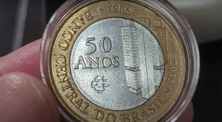 Moeda comemorativa de 1 real dos 50 anos do Banco Central do Brasil, com detalhes visíveis do erro de cunhagem potencial.