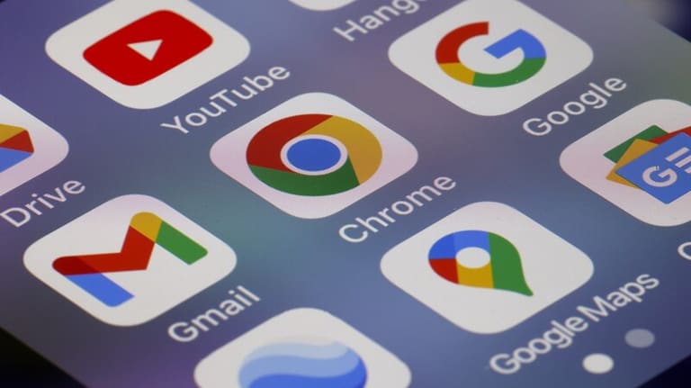 Tela de smartphone com ícones de aplicativos do Google como Chrome, Gmail, YouTube e Drive.