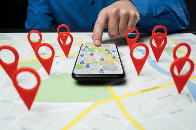 Mapa com marcadores vermelhos e pessoa usando GPS no smartphone
