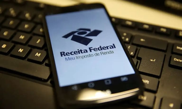 Aplicativo da Receita Federal exibindo informações sobre o Imposto de Renda no celular.