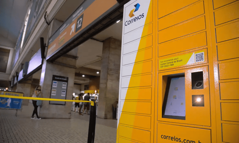 Locker inteligente dos Correios em agência com logo da empresa federal