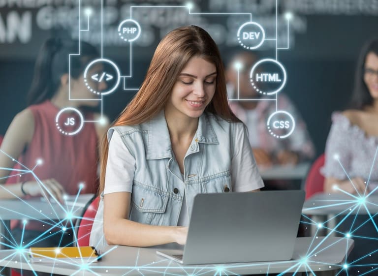 Jovem estudando programação em laptop cercada por ícones de linguagens como HTML CSS PHP e JavaScript.