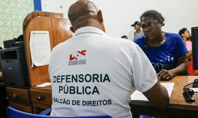 Defensor Público em atendimento representando vagas jurídicas abertas em 2026.