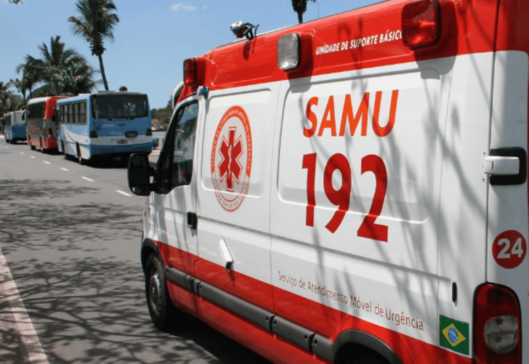 Ambulância do SAMU estacionada em via urbana.