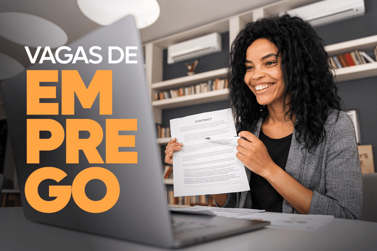 Mulher sorridente segura contrato em reunião online em escritório moderno com prateleiras de livros