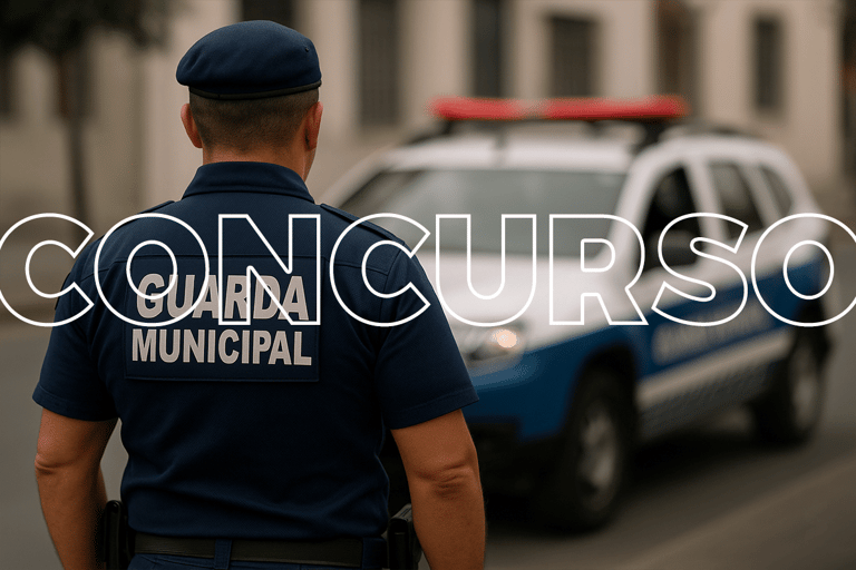 Guarda municipal de costas com uniforme azul e viatura ao fundo representando concurso público para a corporação.