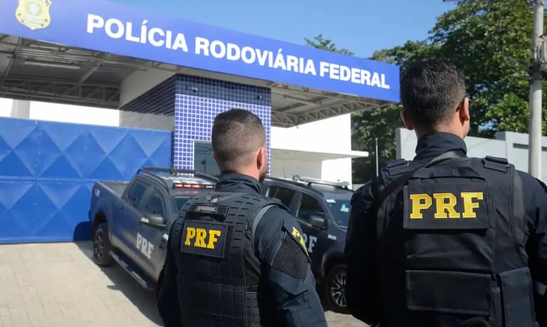 Polícia Rodoviária Federal (PRF) com agentes uniformizados em frente à sede.