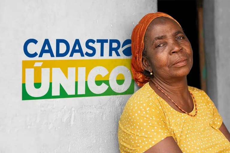 Mulher em primeiro plano, com o fundo exibindo a logo do CadÚnico, ilustrando as novas regras do CadÚnico para famílias unipessoais.