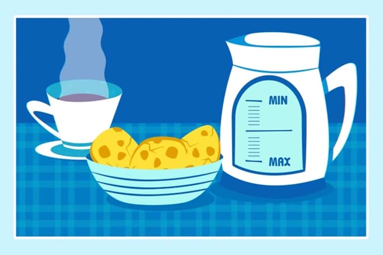 Teste de atenção com a cafeteira sem fio, xícara com chá roxo e bowl de pães em mesa xadrez azul