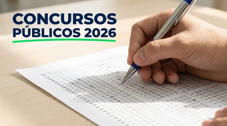 Preparação para o concurso do IBGE 2026: Itens obrigatórios e horários da prova. Pessoa preenchendo o cartão de respostas para o concurso público do IBGE 2026.