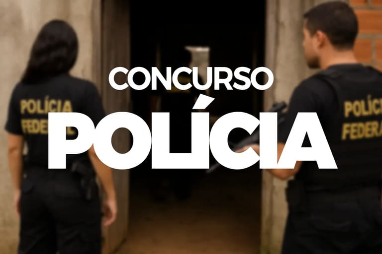 Dois agentes da Polícia Federal de costas caminhando em direção a uma porta com a palavra "concurso polícia" escrita sobre a imagem.