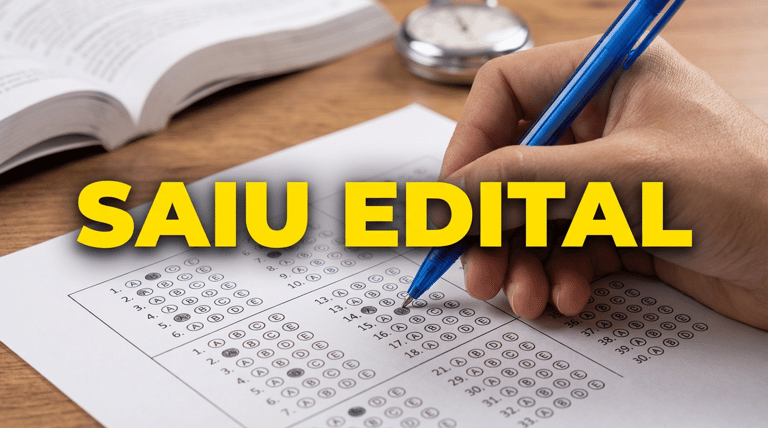 Mão marca alternativas em cartão-resposta com caneta azul e livro aberto ao fundo