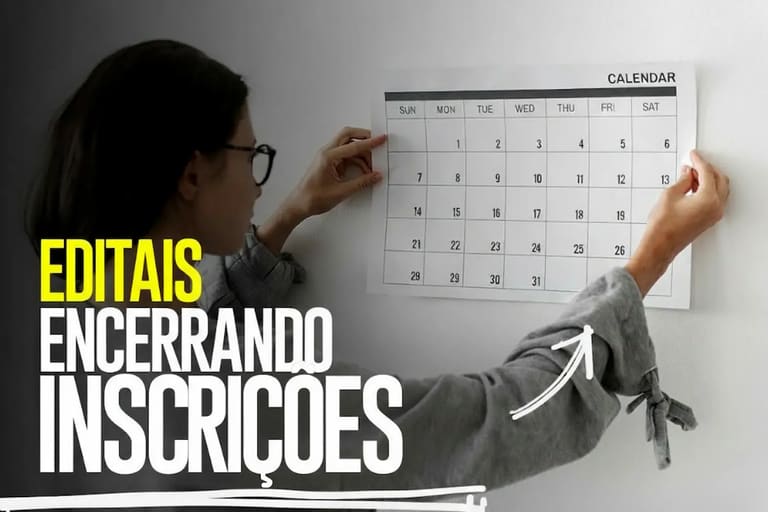 Pessoa organizando calendário para ilustrar prazo final de inscrições em processos seletivos de prefeituras com encerramento no domingo.