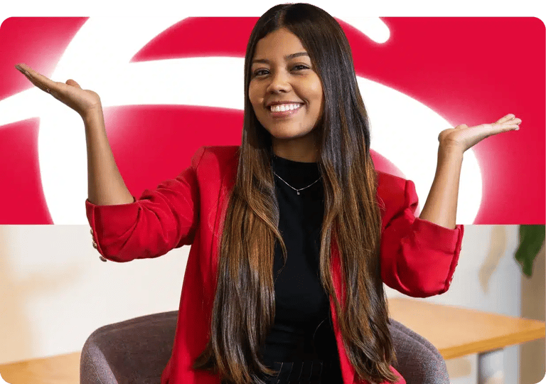 Jovem sorrindo com blazer vermelho na frente da logomarca do Bradesco — vagas de estágio e jovem aprendiz Bradesco 2026