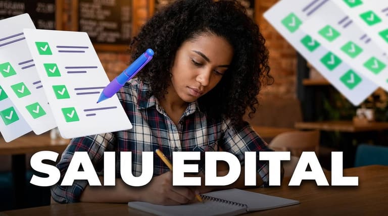 Mulher concentrada faz anotações em caderno, cercada por ilustrações de listas de tarefas marcadas