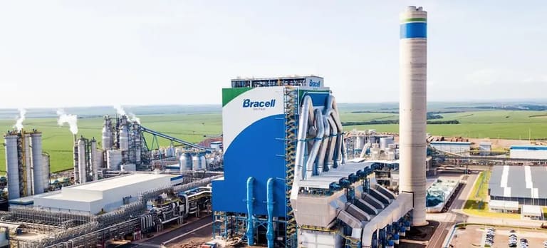Unidade industrial de celulose da Bracell com destaque para programa de estágio aberto.