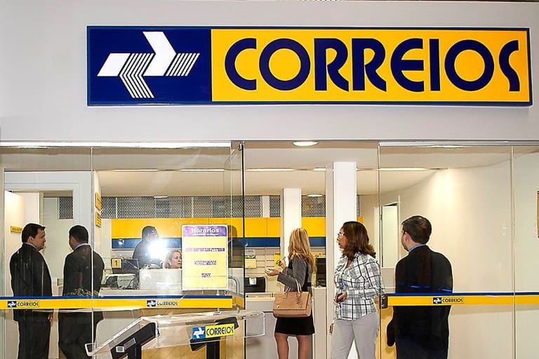 Agência dos Correios com logo visível e clientes sendo atendidos, ilustrando a seleção de 548 vagas para o programa Jovem Aprendiz.