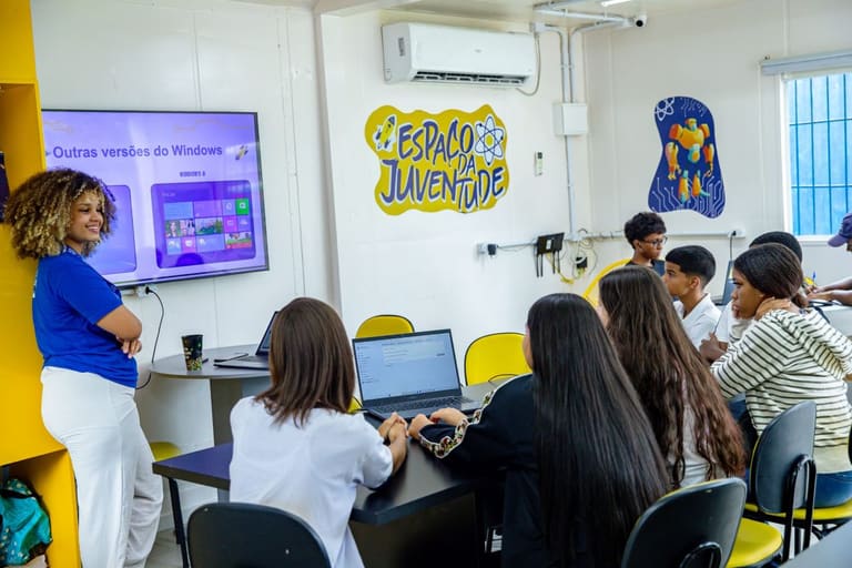 Jovens participam de aula de informática em unidade do Espaço da Juventude no Rio de Janeiro.