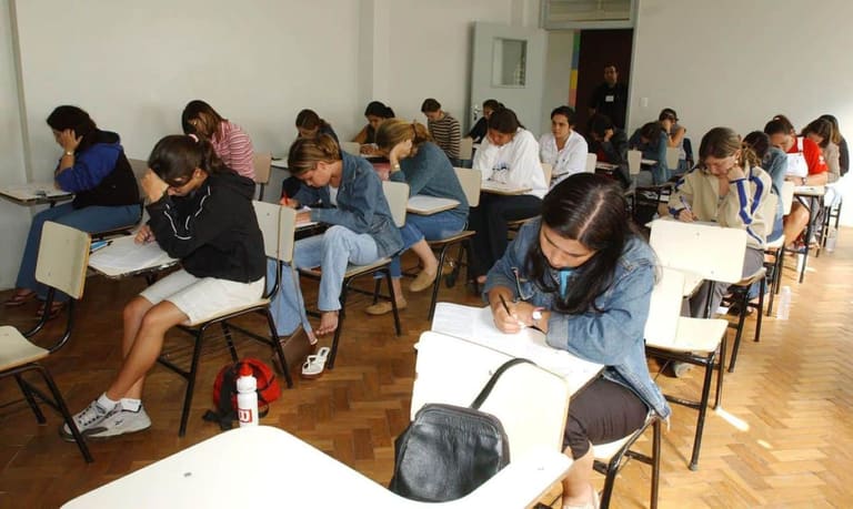 Estudantes participando de atividades educacionais, representando os cursos gratuitos oferecidos pelo Governo de SP na Baixada Santista.