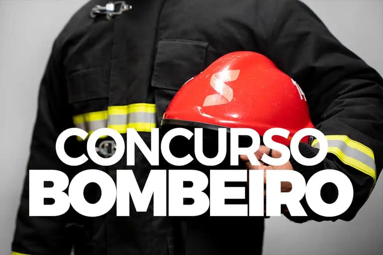 Bombeiro segura capacete vermelho sob o braço, vestindo uniforme preto com faixas refletivas amarelas