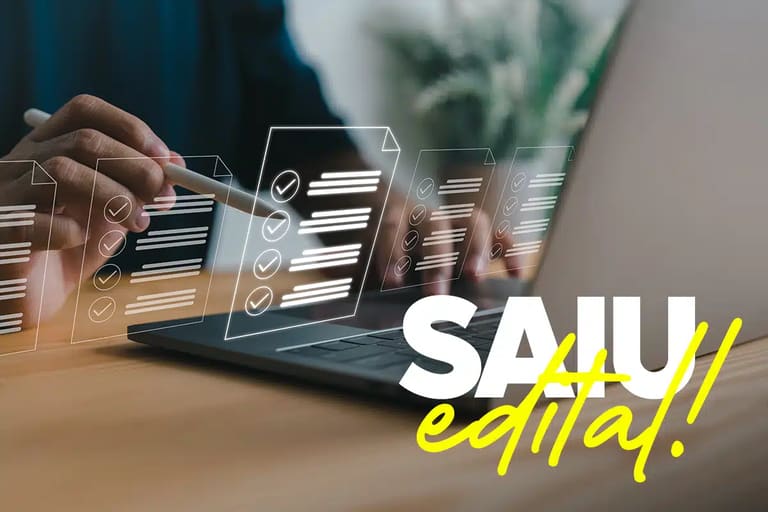 Prefeitura lança concurso com mais de 150 vagas e inscrições iniciando na segunda-feira (6) Mão usando caneta stylus em notebook com ícones de documentos e checklists e texto Saiu Edital em destaque representando o concurso da Prefeitura de Ipubi