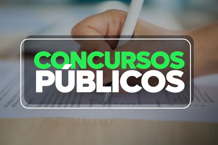 Pessoa preenchendo formulário de concurso público com foco em inscrições para concursos que encerram em 27 de abril de 2026.
