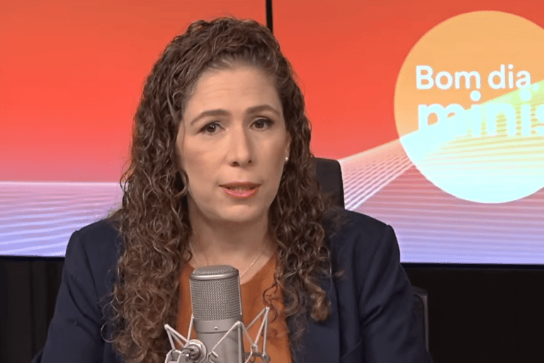 Ministra Esther Dweck em estúdio de rádio, participando do programa "Bom Dia, Ministra"