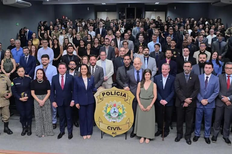 Autoridades e servidores durante posse do novo delegado-geral da Polícia Civil do Acre com anúncio de concurso para o interior.