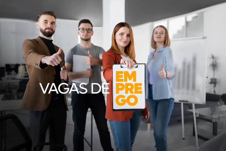 Profissionais mostrando aprovação para vagas de trabalho no Rio com oportunidades para estágio e emprego.