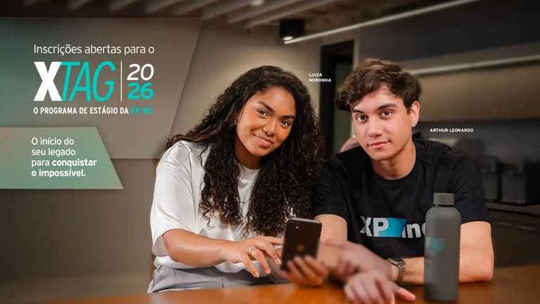 Banner oficial do XTAG 2026, programa de estágio da XP Inc., com dois jovens participantes olhando para a tela do celular em ambiente corporativo