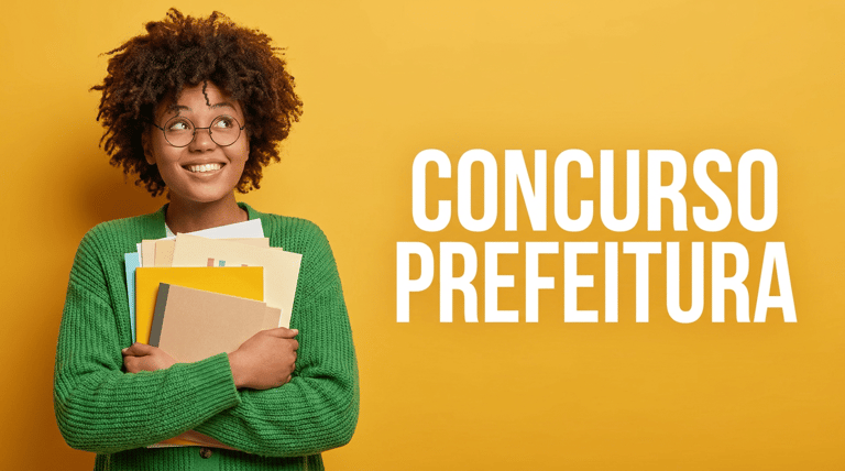 Jovem negra com cabelo afro e óculos redondos segura pastas coloridas, sorrindo, ao lado do texto "Concurso Prefeitura"
