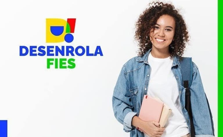 Estudante sorrindo segurando livros e mochila ao lado da logo colorida do programa Desenrola Fies em fundo branco