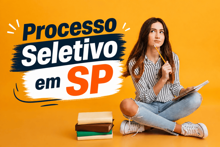Estudante de cabelo castanho segura lápis enquanto pensa, com caderno aberto, pilha de livros e fundo amarelo