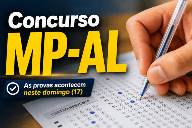Mão segurando caneta azul preenchendo cartão-resposta com questões de múltipla escolha do concurso MP-AL.