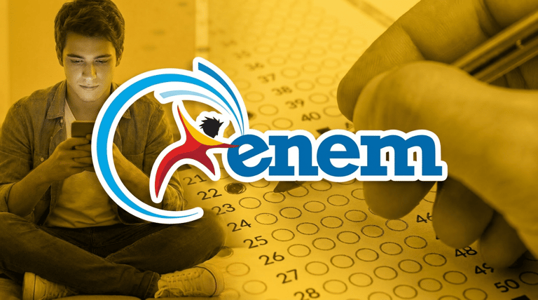 Jovem mexendo no celular com logo do Enem e prova em destaque.