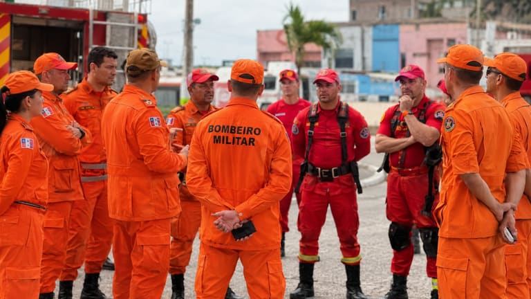 Bombeiros militares de Alagoas reunidos em área externa, representando retificação no edital do concurso dos Bombeiros AL.