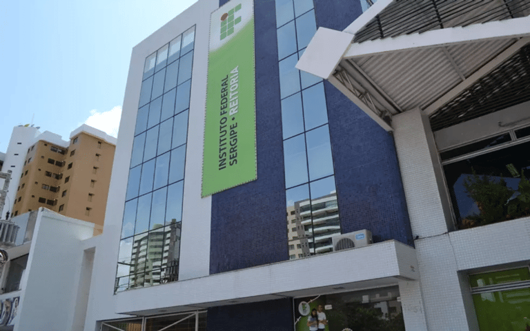 Fachada do prédio da Reitoria do Instituto Federal de Sergipe com placa de identificação
