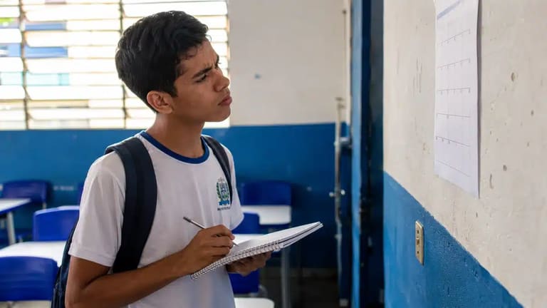 Estudante observando calendário escolar, representando a conferência de mudanças no cronograma do Enem 2026 e a possibilidade de prorrogação das datas de aplicação das provas.